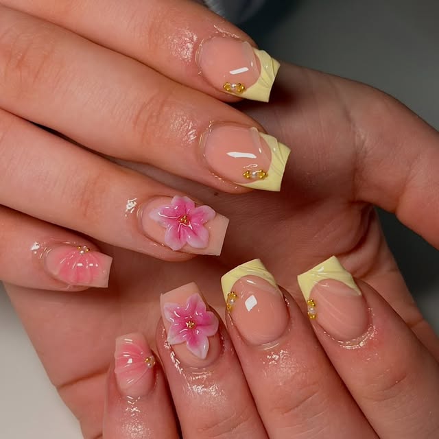 Gul fransk manikyr med rosa 3D-blomster